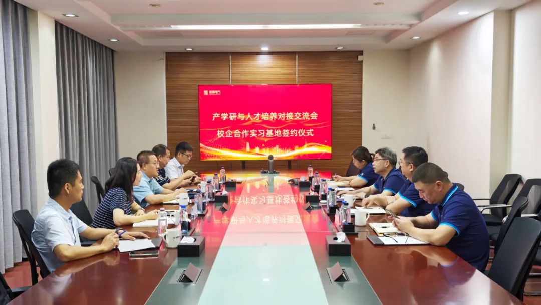 辦公室合照.jpg
